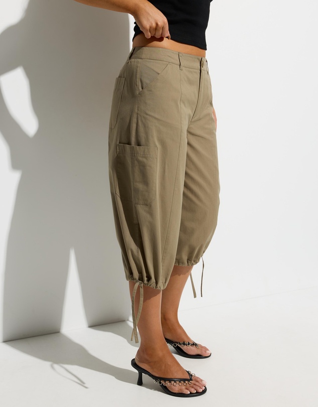Dazie - Cara Low Rise Cargo Capris