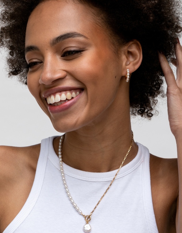 Dower & Hall - Women's Medium Timeless Pearl Huggie Hoops in Gold Vermeil