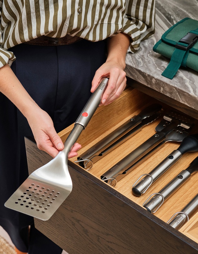 Joseph Joseph - GrillOut™ 3-piece BBQ Turner, Tongs & Fork Set with Retractable Heads