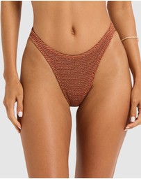 Bond-Eye Swimwear - Scene Brief