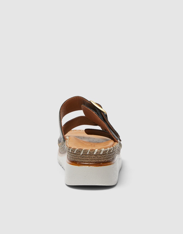 Wide Steps - Hutch