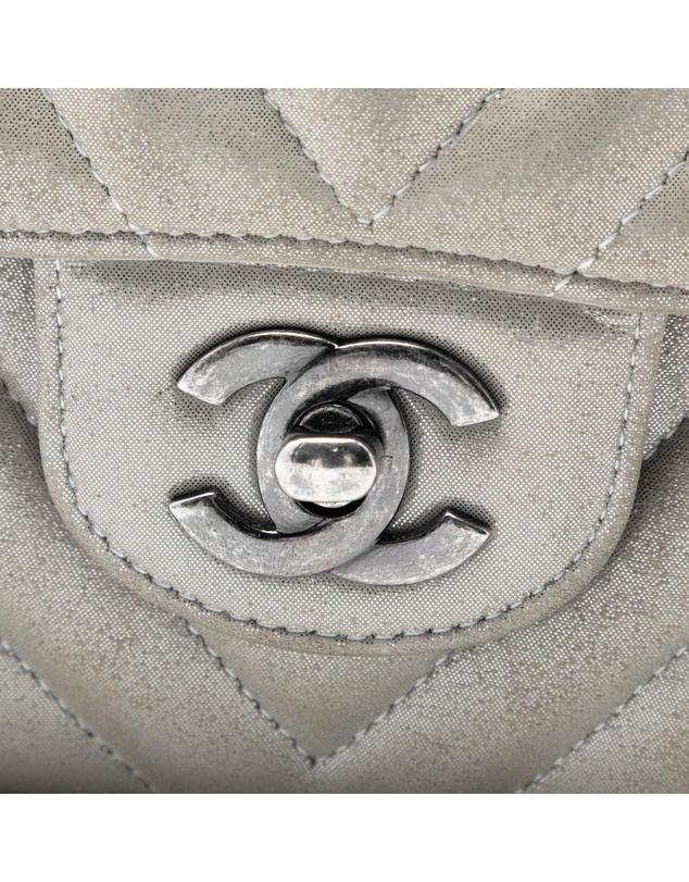 Pre-Loved by Azura Reborn - Pre-Loved Medium Classic Chevron Iridescent Lambskin Double Flap