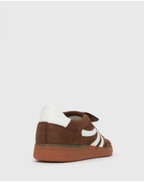 Betts - Wider Fit Butterscotch Low-Top Lace-Up Sneakers