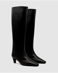 Brie Leon - Gwen Boot