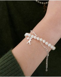 Karen Walker - Girl with the Pearls and Chain Bracelet