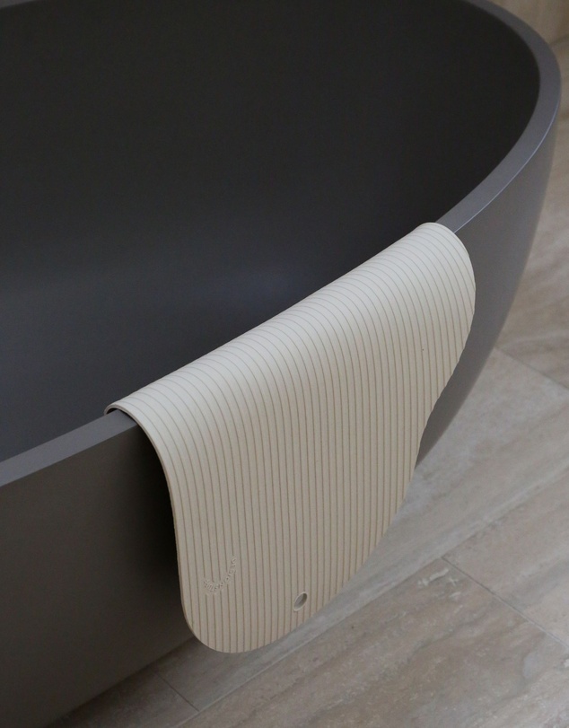 DESIGNSTUFF - CURV Silicone Non-Slip Bath Mat