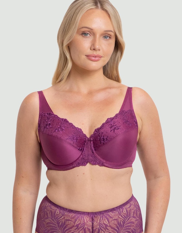Triumph - Embroidered Minimiser Bra