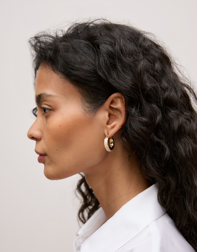 Trenery - Lutra Huggie Earrings in Tahini