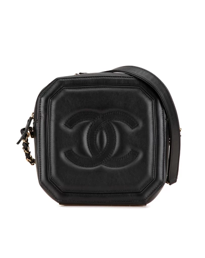 Pre-Loved by Azura Reborn - Pre-Loved chanel Elegant Shoulder Bag with Embossed Detail and Chain Accent