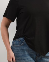 Atmos&Here Curvy - Lorrie Twist Waist T-Shirt