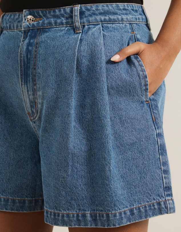 Atmos&Here Curvy - Devon Pleated Denim Shorts