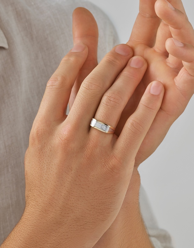Michael Hill - Men's Ring with a Diamond in 10kt Yellow Gold
