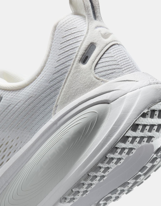 Nike - Vomero 18 - Women's