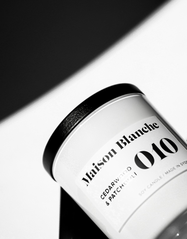 Maison Blanche - 010 Cedarwood & Patchouli - Medium Candle