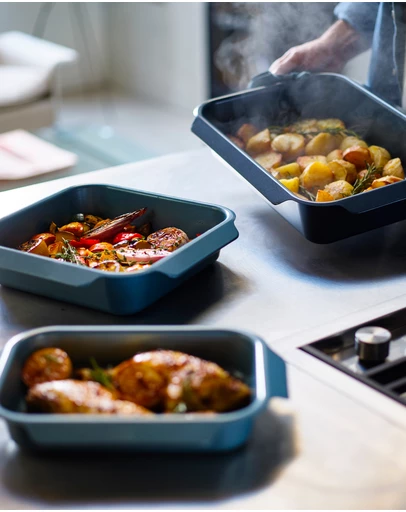Joseph Joseph - Nest™ Oven Set of 3 Stackable Non-Stick Roasting Trays with Easy-Pull Handles