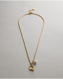 Zahar - Pearl Letter Q Necklace