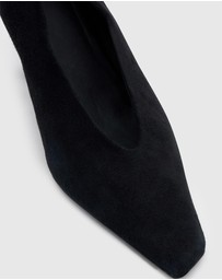 CAMILLA AND MARC - Wave Pumps