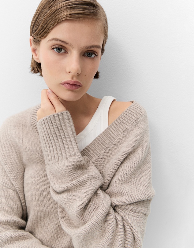 UNISON - Relaxed V Neck Knit