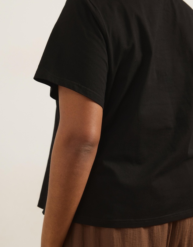 Atmos&Here Curvy - Lana Short Sleeve Scoop Neck Fitted Tee