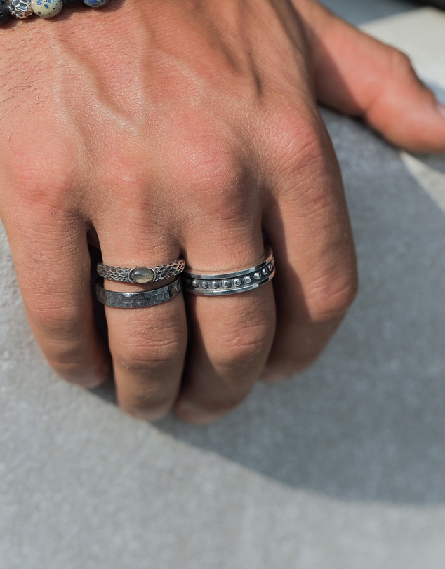 Kuzzoi - ICONIC EXCLUSIVE - Hammered Band Ring in Oxidised 925 Sterling Silver