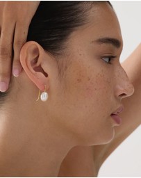 Najo - Isla Yellow Gold Pearl (White) Earring