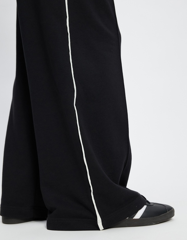 adidas Sportswear - Seasonal Essentials Colorpop Pants With Embroidered Graphic