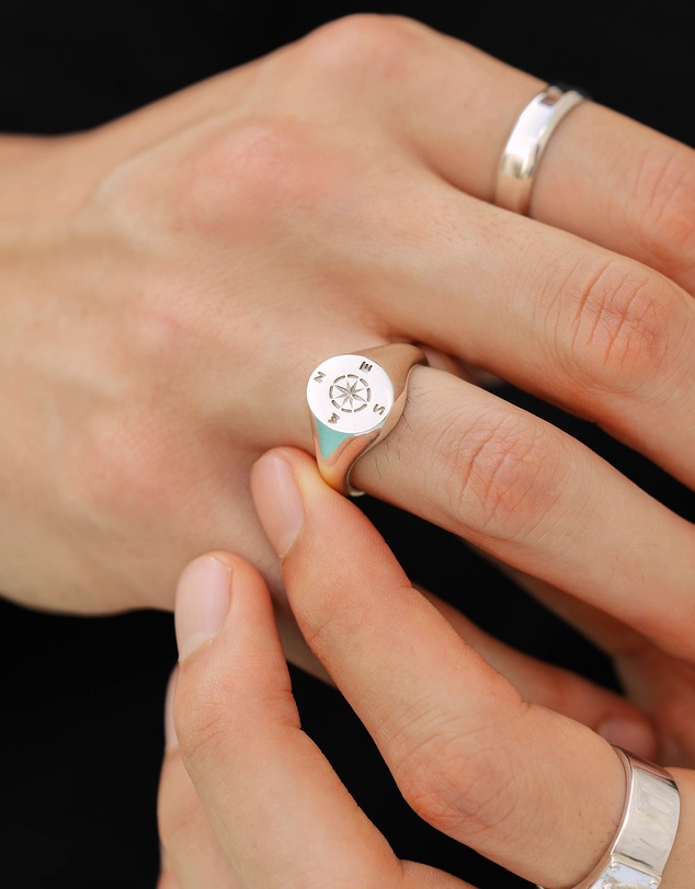 Kuzzoi - ICONIC EXCLUSIVE - Signet Ring with Compass Emblem in 925 Sterling Silver