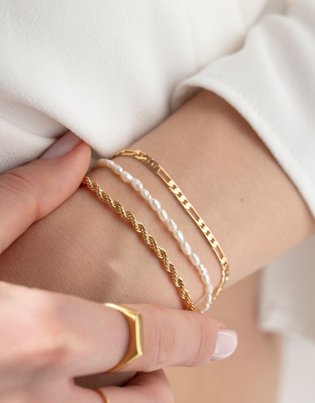 HOUSE OF SLANI - Dainty Freshwater pearl bracelet
