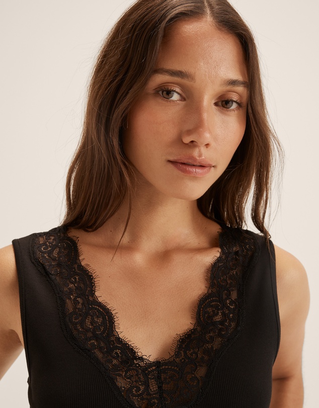 Review - Evie Lace Tank