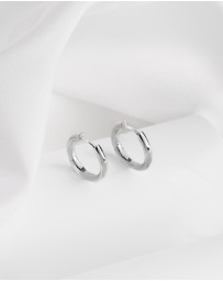 Wanderlust + Co - Classic Silver 10mm Huggie Earrings