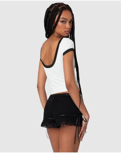 EDIKTED - Low Back Contrast T Shirt