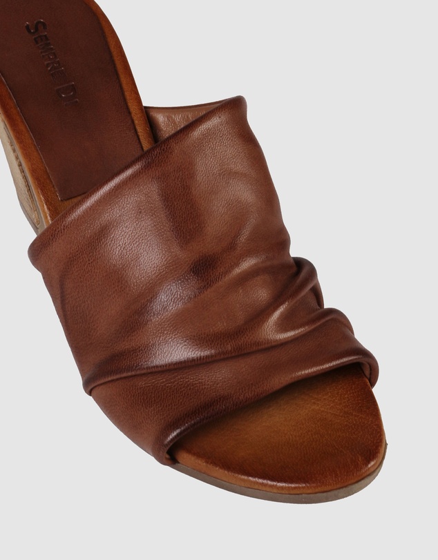 Sempre Di - Larisia Mules