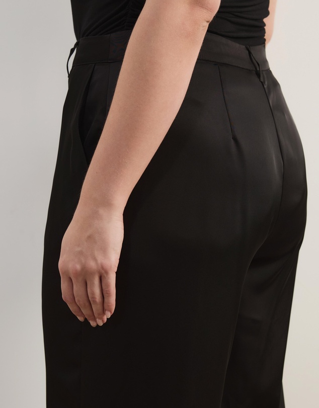 Atmos&Here Curvy - Leoni Asymmetric Lace Satin Pants