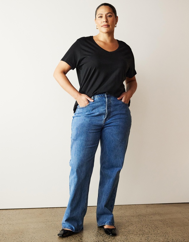 Atmos&Here Curvy - Organic Cotton V-Neck Tee