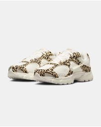 Nike - V5 RNR Suede - Women's