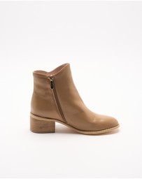 Walnut Melbourne - Marissa Boot