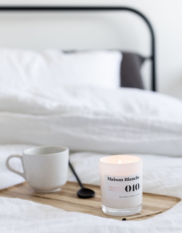 Maison Blanche - 010 Cedarwood & Patchouli - Medium Candle