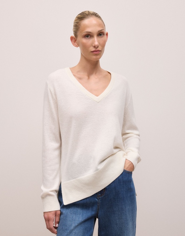 Trenery - Cashmere Relaxed V-neck in Ivory