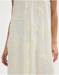 Minima Esenciales - Maelle Floral Applique Maxi Dress