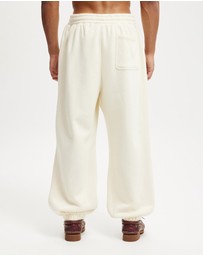 Cotton On - Super Baggy Cuffed Graphic Track Pant