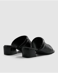 Brie Leon - Camille Mule