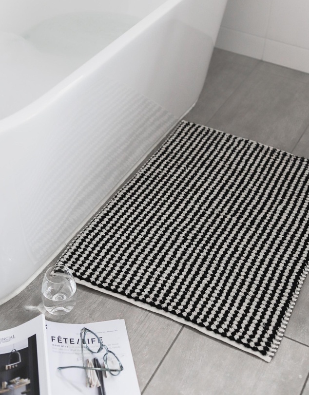 Miss April - Pompom Bath Mat