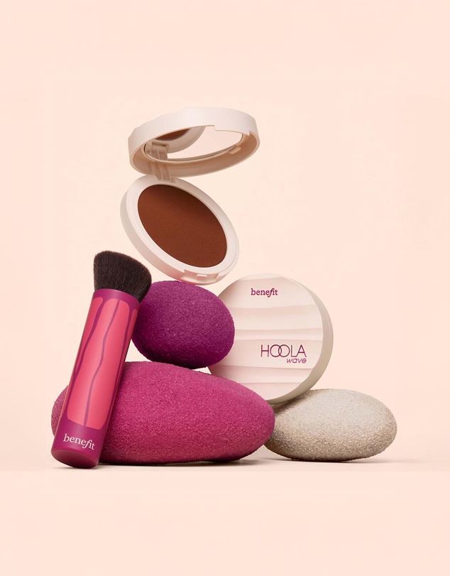 Benefit Cosmetics - Hoola Wave Bronzer Brush
