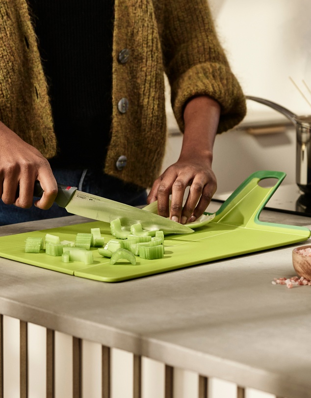 Joseph Joseph - Chop2Pot™ Plus Large Folding Chopping Board (Green)