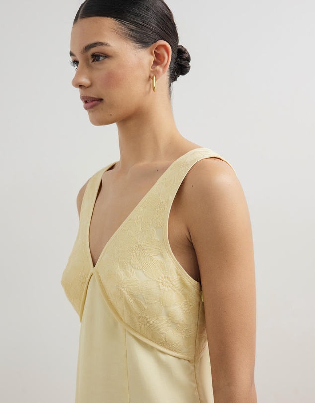 Minima Esenciales - Elenor Embroidered V Neck Midi Dress
