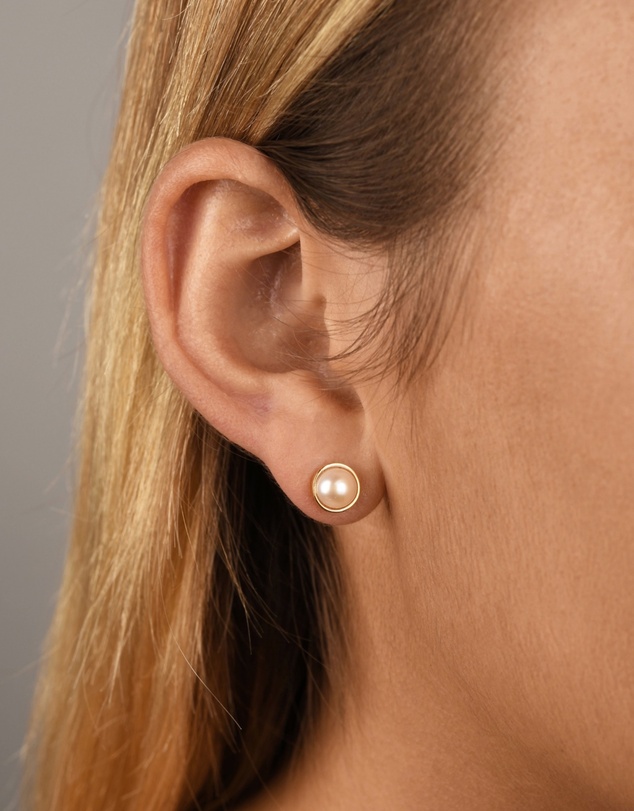 Von Treskow - Cased Round Pearl Studs (6MM)