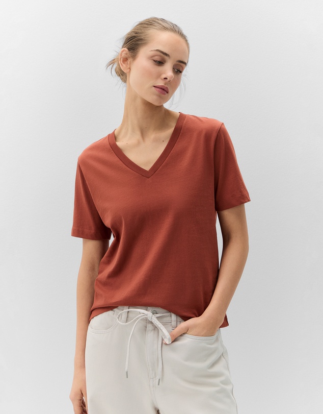 UNISON - The Classic V Neck Tee