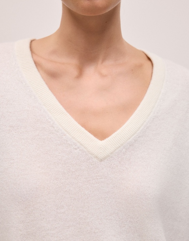 Trenery - Cashmere Relaxed V-neck in Ivory