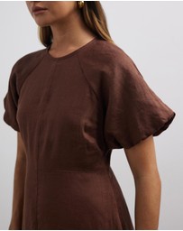 Minima Esenciales - Paityn Linen Maxi Dress