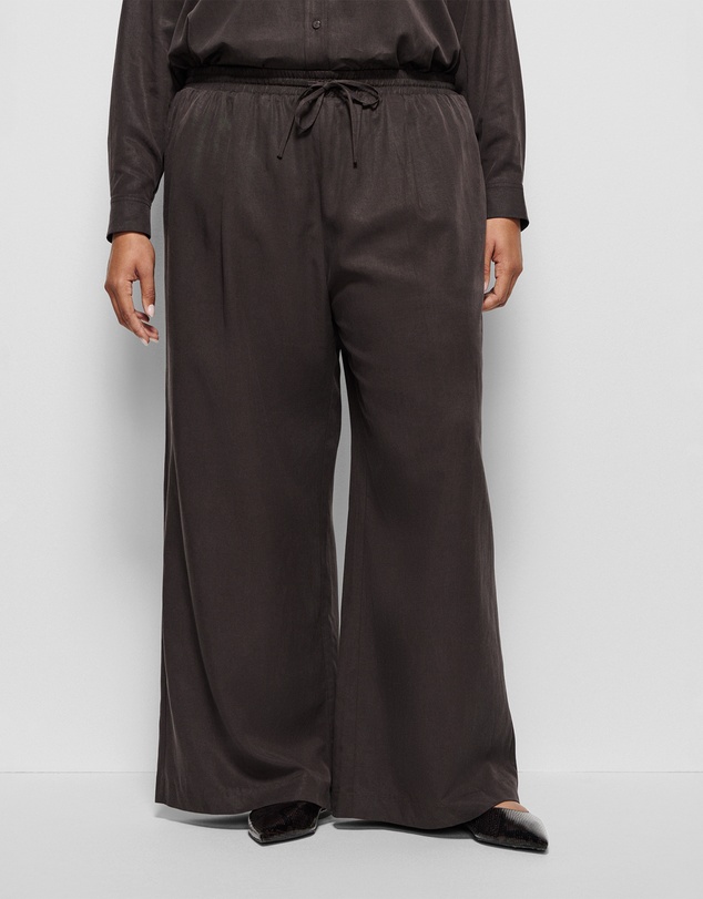 Commonry - Megan Pant